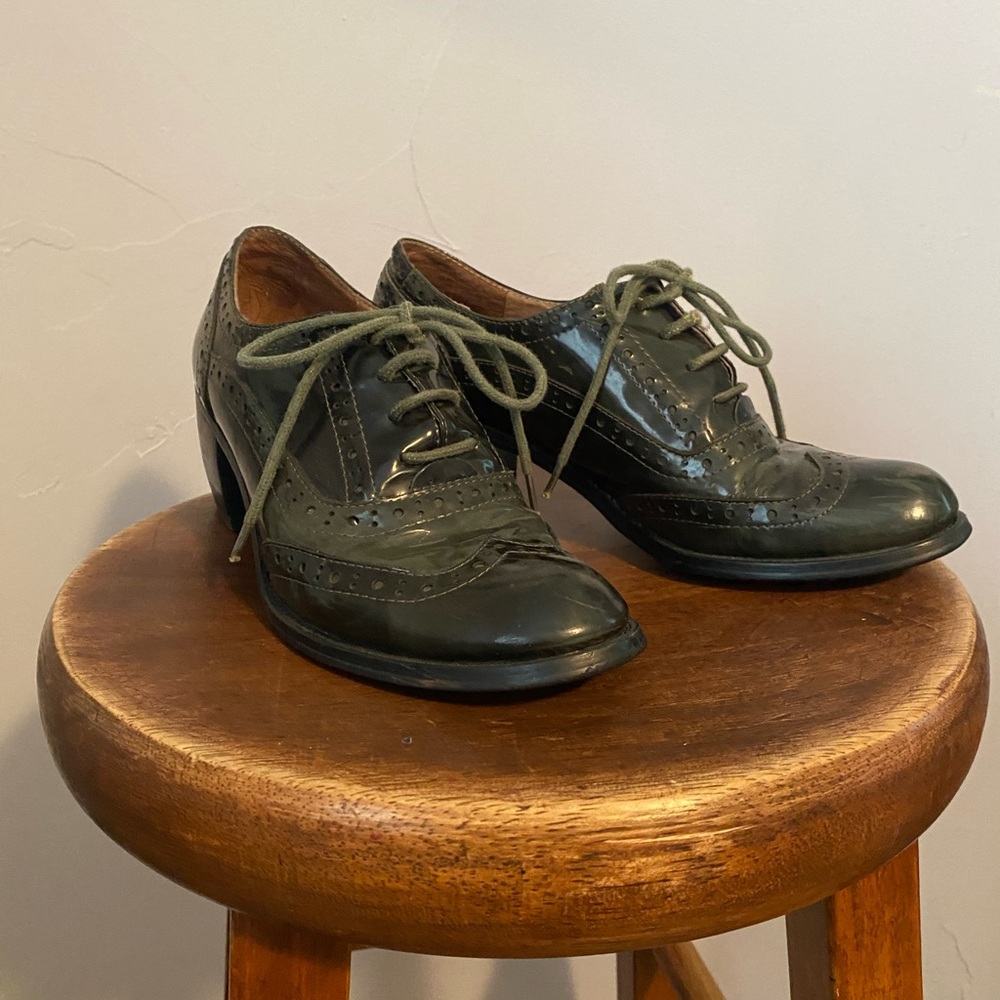 miz mooz green patent leather wingtip heels size 7